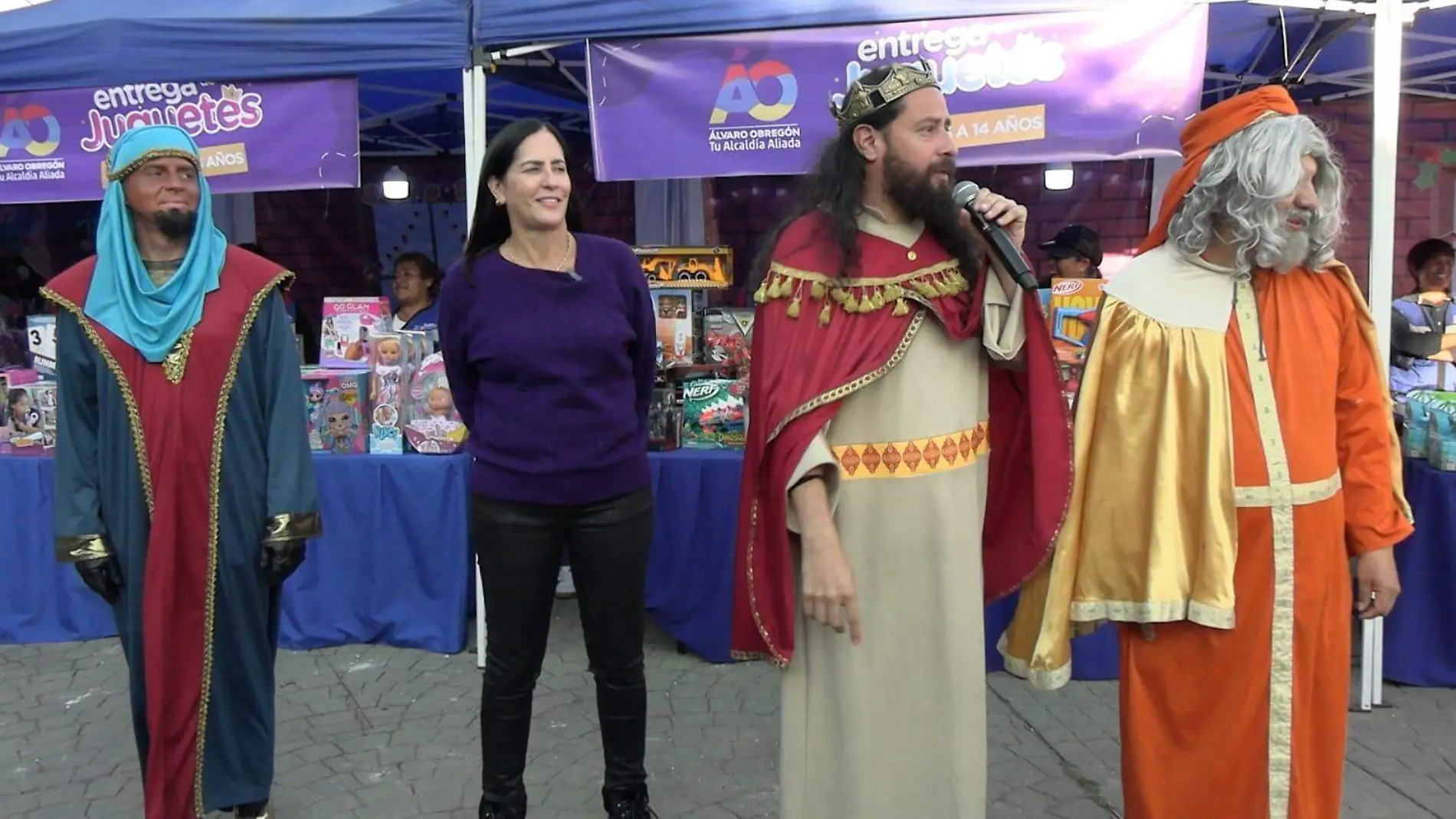 Reyes Magos en alcaldía Álvaro Obregón se adelantaron para entregar juguetes a niños